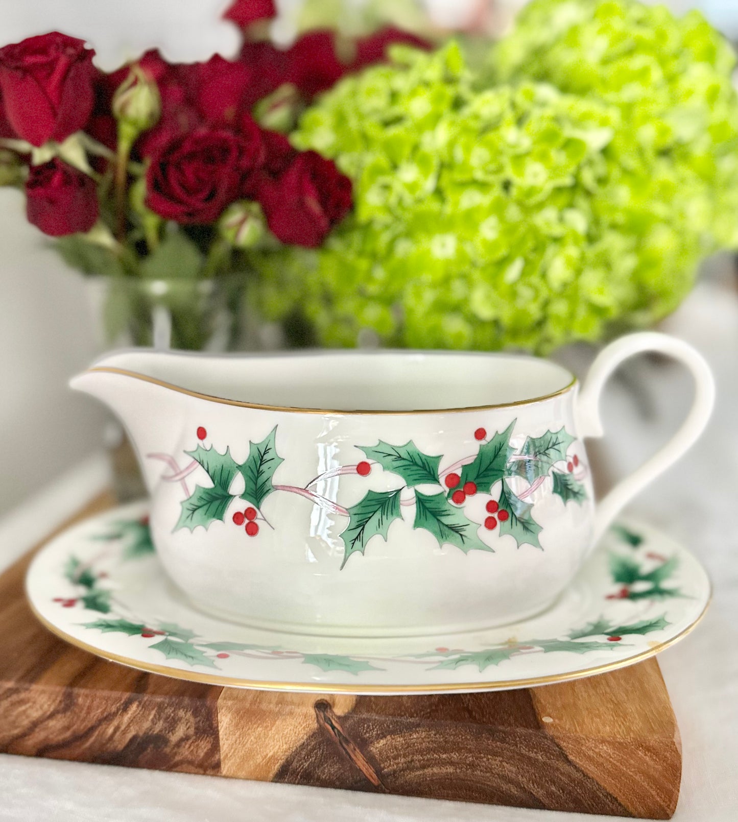 Mikasa Ribbon Holly Gravy Boat with Under Plate